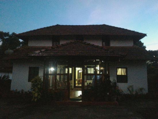 Sardar Bahadur'S Heritage Bungalow Estate Stay Napoklu Exterior photo